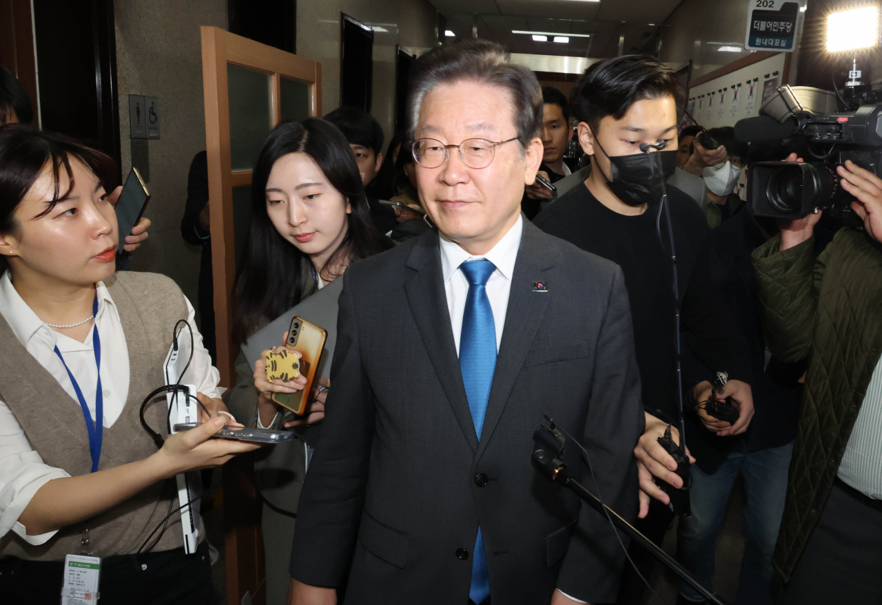 더불어민주당 이재명 대표가 23일 국회에서 열린 본회의를 마친 뒤 대표실로 이동하고 있다. [연합]