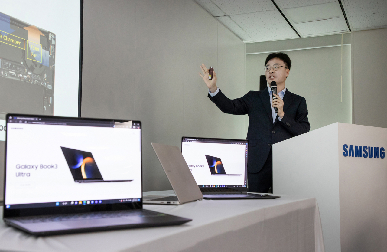 23일 서울 중구 삼성전자 기자실에서 심황윤 삼성전자 MX사업부 뉴컴퓨팅 하드웨어 개발2그룹장 상무가 갤럭시 북3 울트라의 기능을 설명하고 있다. [삼성전자 제공]