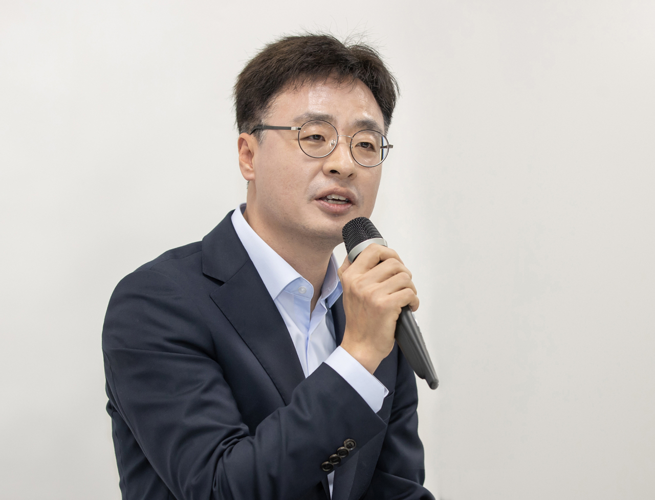 23일 서울 중구 삼성전자 기자실에서 심황윤 삼성전자 MX사업부 뉴컴퓨팅 하드웨어 개발2그룹장 상무가 갤럭시 북3 울트라의 기능을 설명하고 있다. [삼성전자 제공]