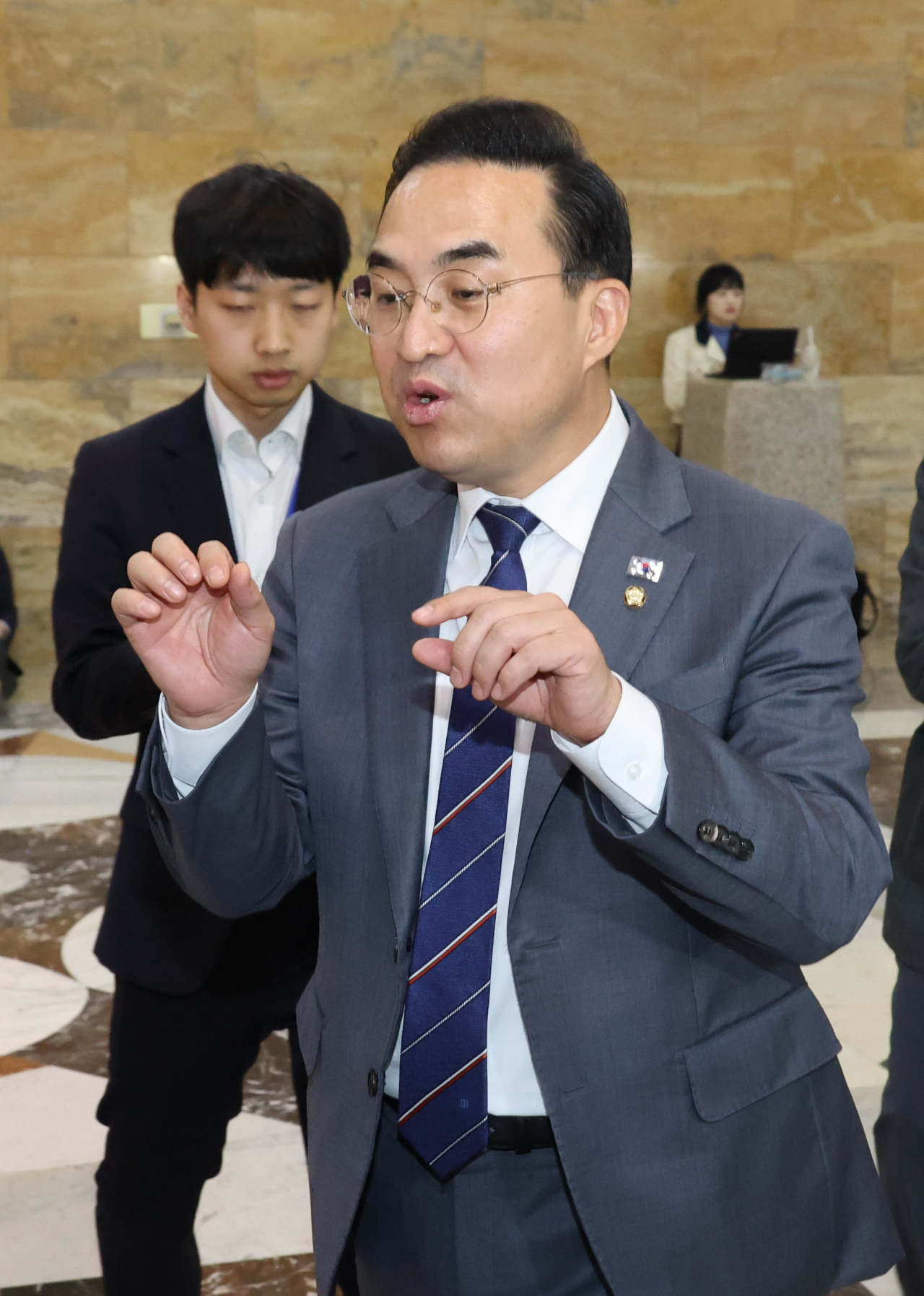 박홍근 더불어민주당 원내대표가 23일 국회에서 열린 본회의를 마친 뒤 원내대표실로 이동하고 있다. 연합뉴스