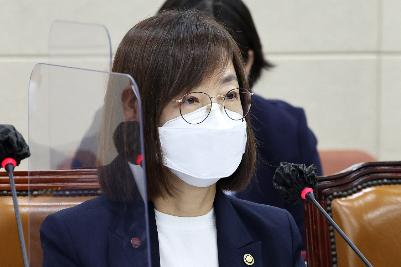 지난해 10월 19일 오전 서울 여의도 국회에서 보건복지부, 질병관리청, 식품의약품안전처 등 보건복지위 국정감사 종합감사가 진행되고 있다. 백경란 질병관리청장이 강훈식 의원의 의사진행발언을 듣고 있다. 이상섭 기자