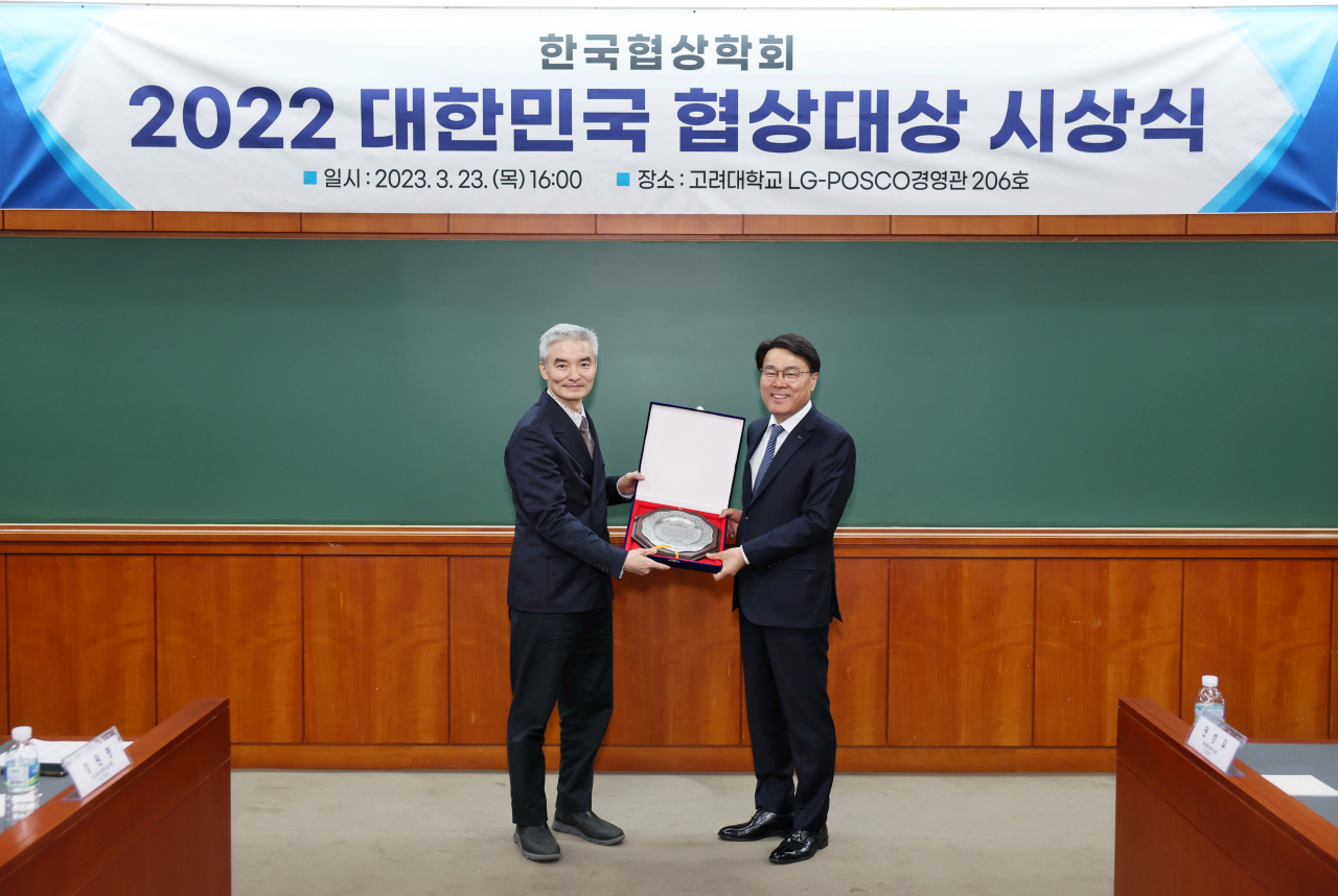 최정우(오른쪽) 포스코그룹 회장이한국협상학회 주관 ‘2022 대한민국 협상대상’ 수상식에서 권성우 한국협상학회장과 기념 촬영을 하고 있다. [협상학회 제공]