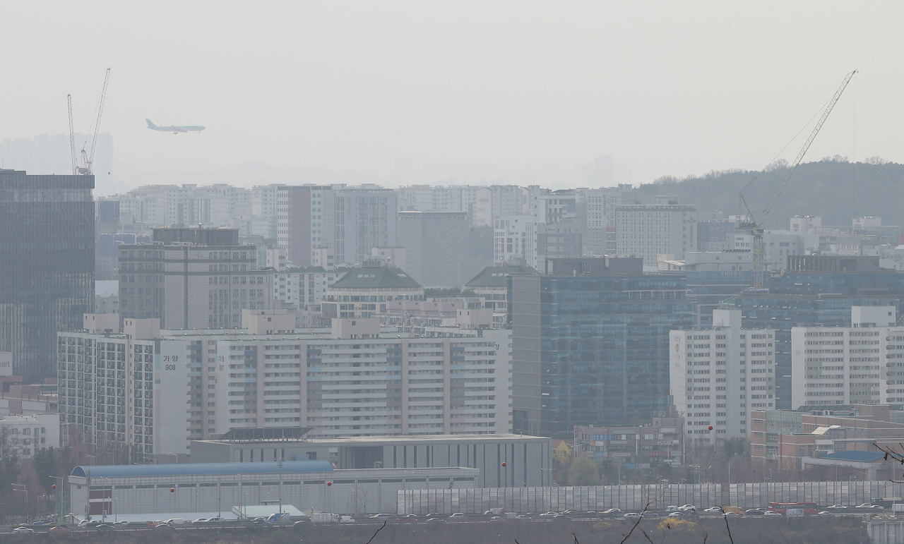 지난 23일 서울 마포구 하늘공원에서 바라본 서울 시내. [연합]