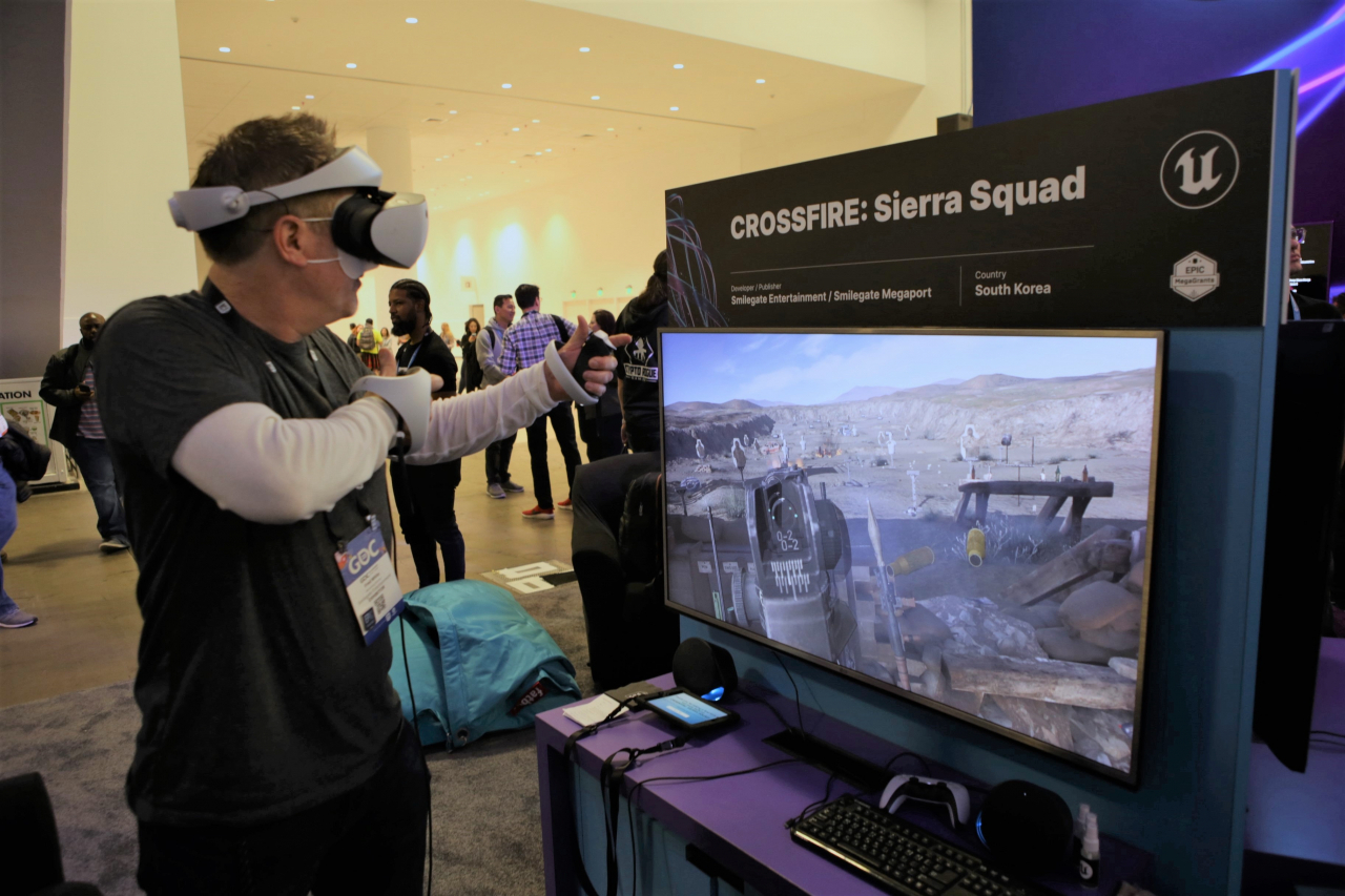 GDC 2023에서 크로스파이어:시에라 스쿼드를 시연 중인 관람객 [스마일게이트 제공]