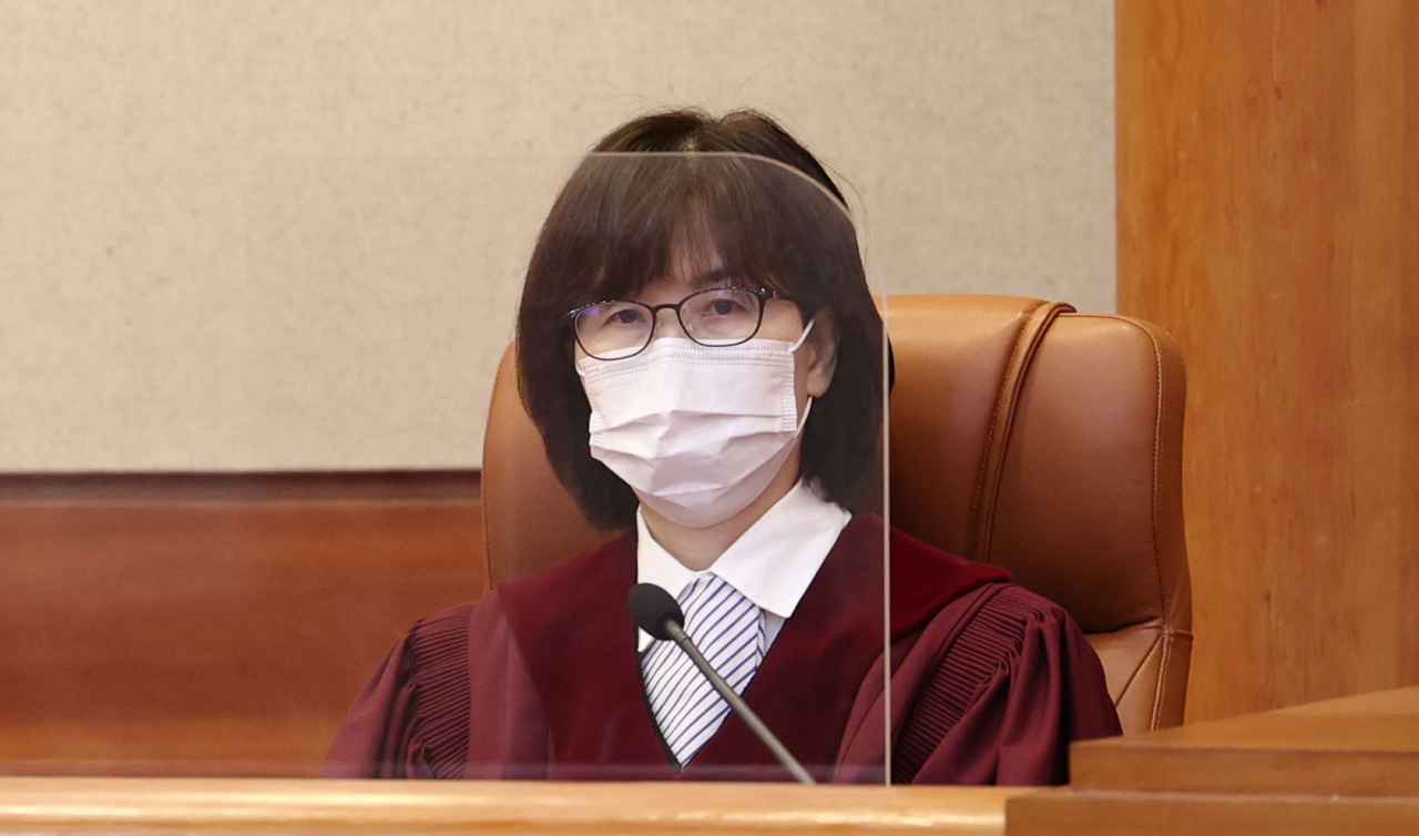 이미선 헌법재판소 재판관이 23일 오후 서울 종로구 헌법재판소에서 열린 검수완박(검찰 수사권 완전 박탈) 입법에 대한 권한쟁의심판 선고를 위해 대심판정에 입장해 자리에 앉아 있는 모습. [연합]