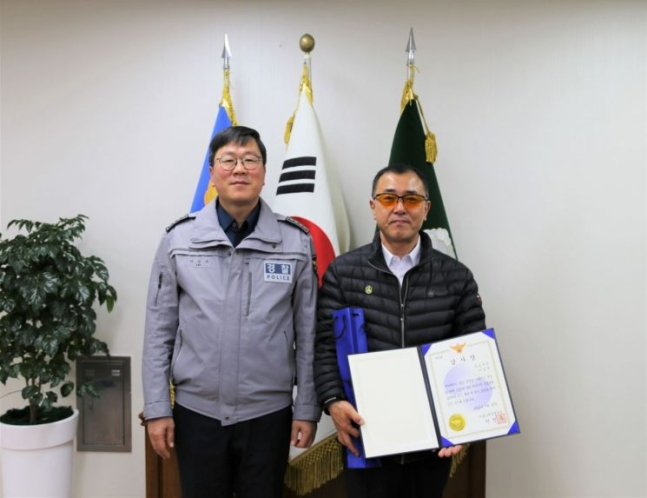 이진수 노원경찰서장이 19일 외국인 관광객의 분실물을 적극적으로 신고한 이성문씨(55)에게 감사장을 수여했다. [서울 노원경찰서 제공]