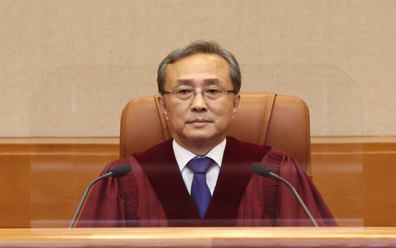 유남석 헌법재판소장이 23일 오후 서울 종로구 헌법재판소에서 열린 검수완박(검찰 수사권 완전 박탈) 입법에 대한 권한쟁의심판 선고를 위해 대심판정에 입장해 자리에 앉아 있다. [연합]