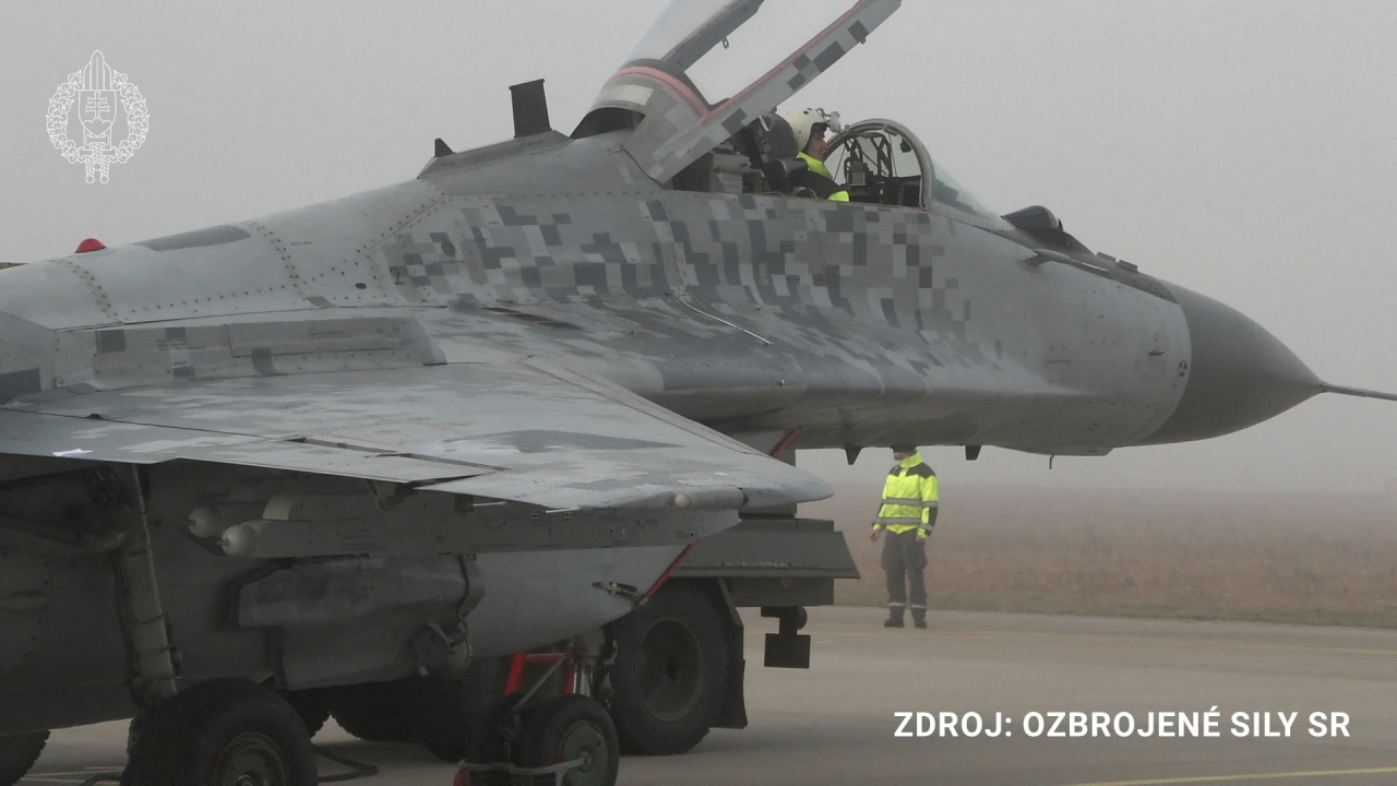 슬로바키아의 실락 공군기지에서 포착된 슬로바키아 MiG-29 전투기 모습[로이터]