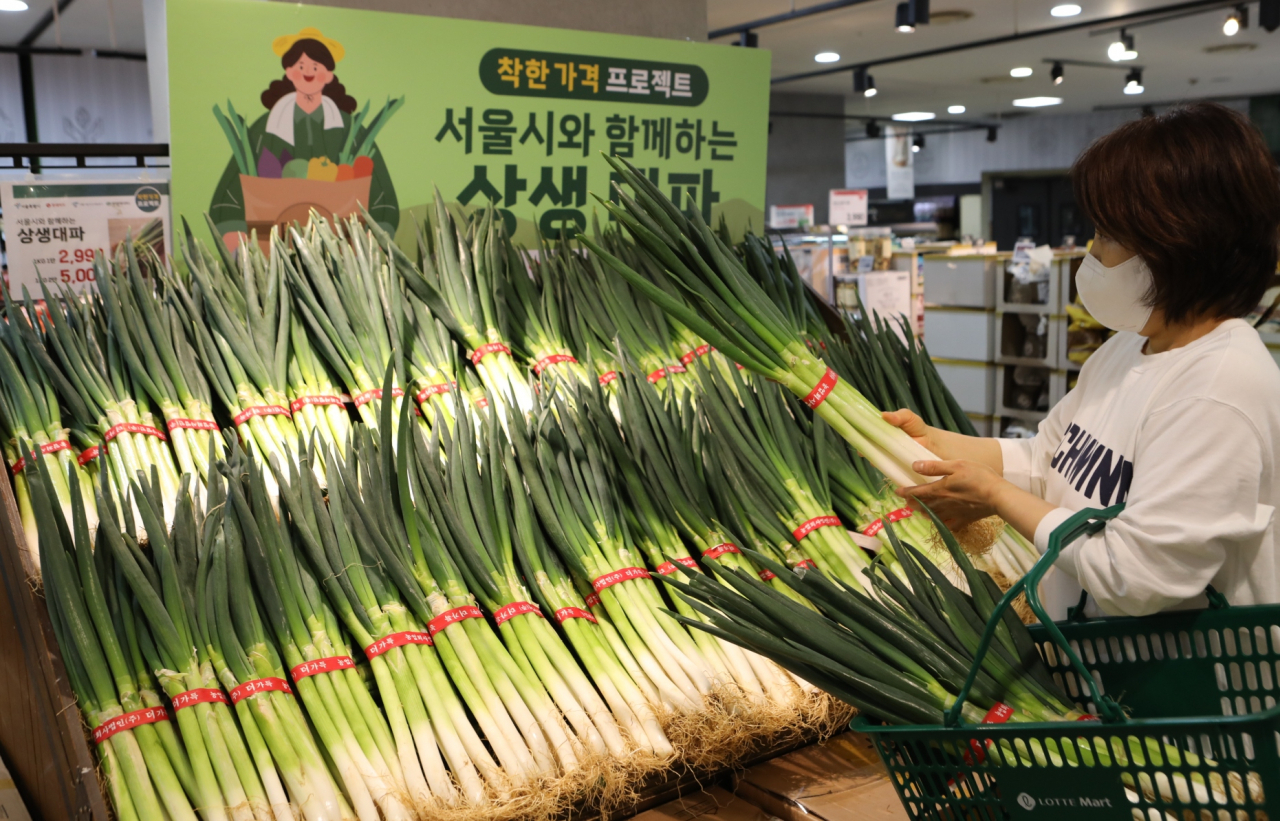 롯데마트가 시중 대비 20% 가격을 낮춘 상생대파를 판매한다. [롯데마트 제공]
