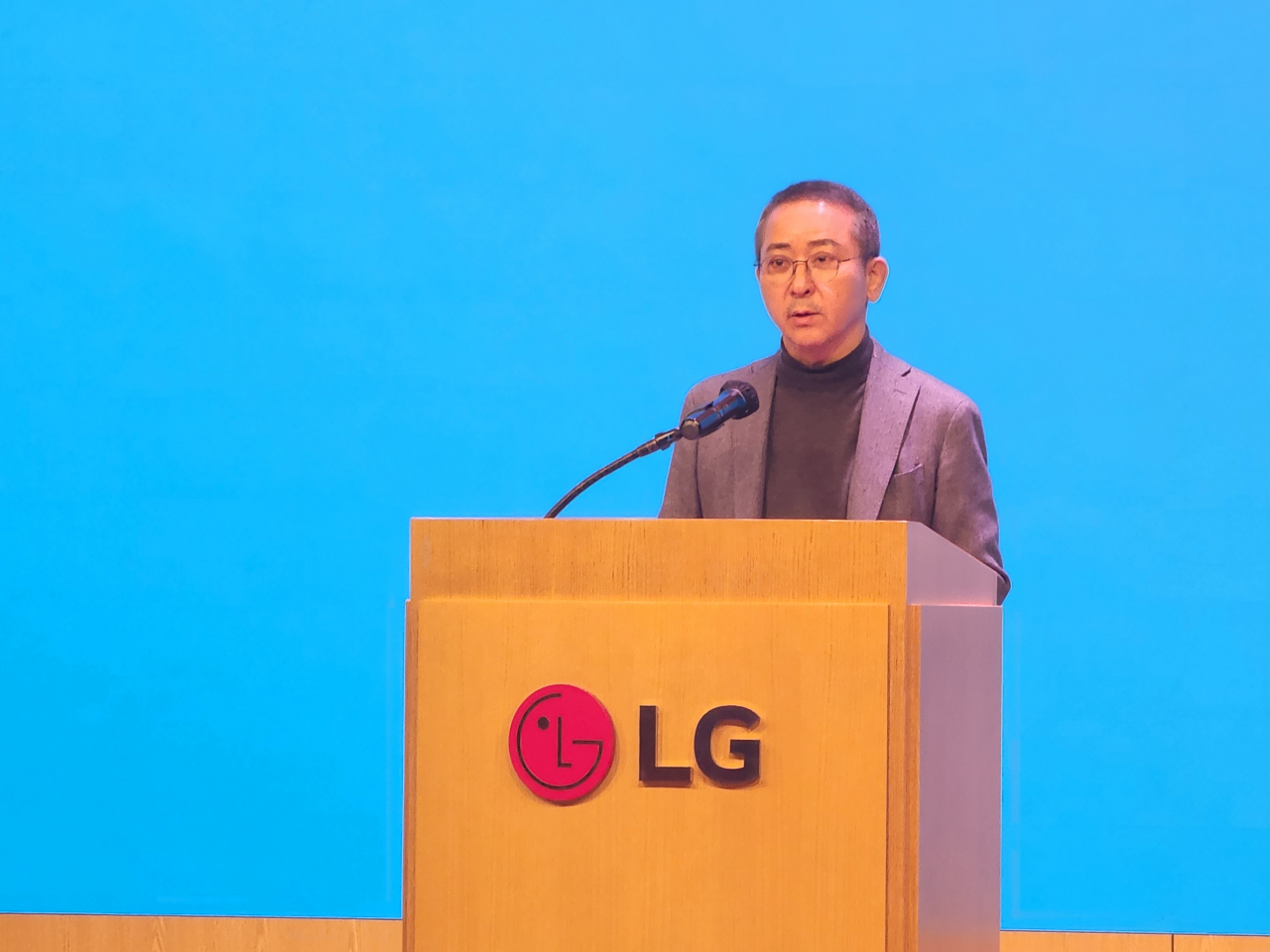 권영수 LG에너지솔루션 부회장이 24일 열린 주주총회 연단에서 인사말을 하고 있다 [사진=김성우 기자]
