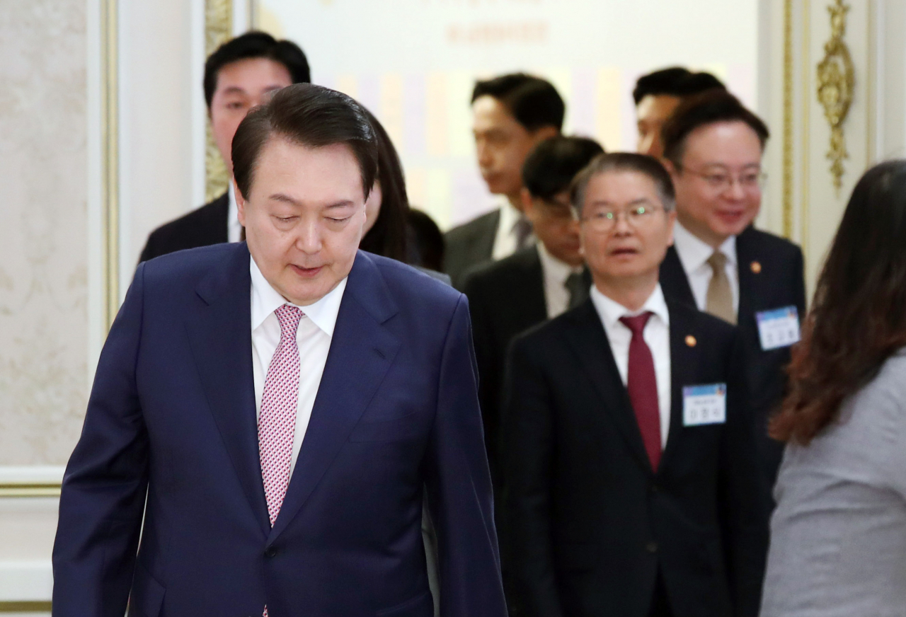 윤석열 대통령이 23일 청와대 영빈관에서 열린 복지·노동 현장 종사자 초청 오찬에 입장하고 있다. [연합]