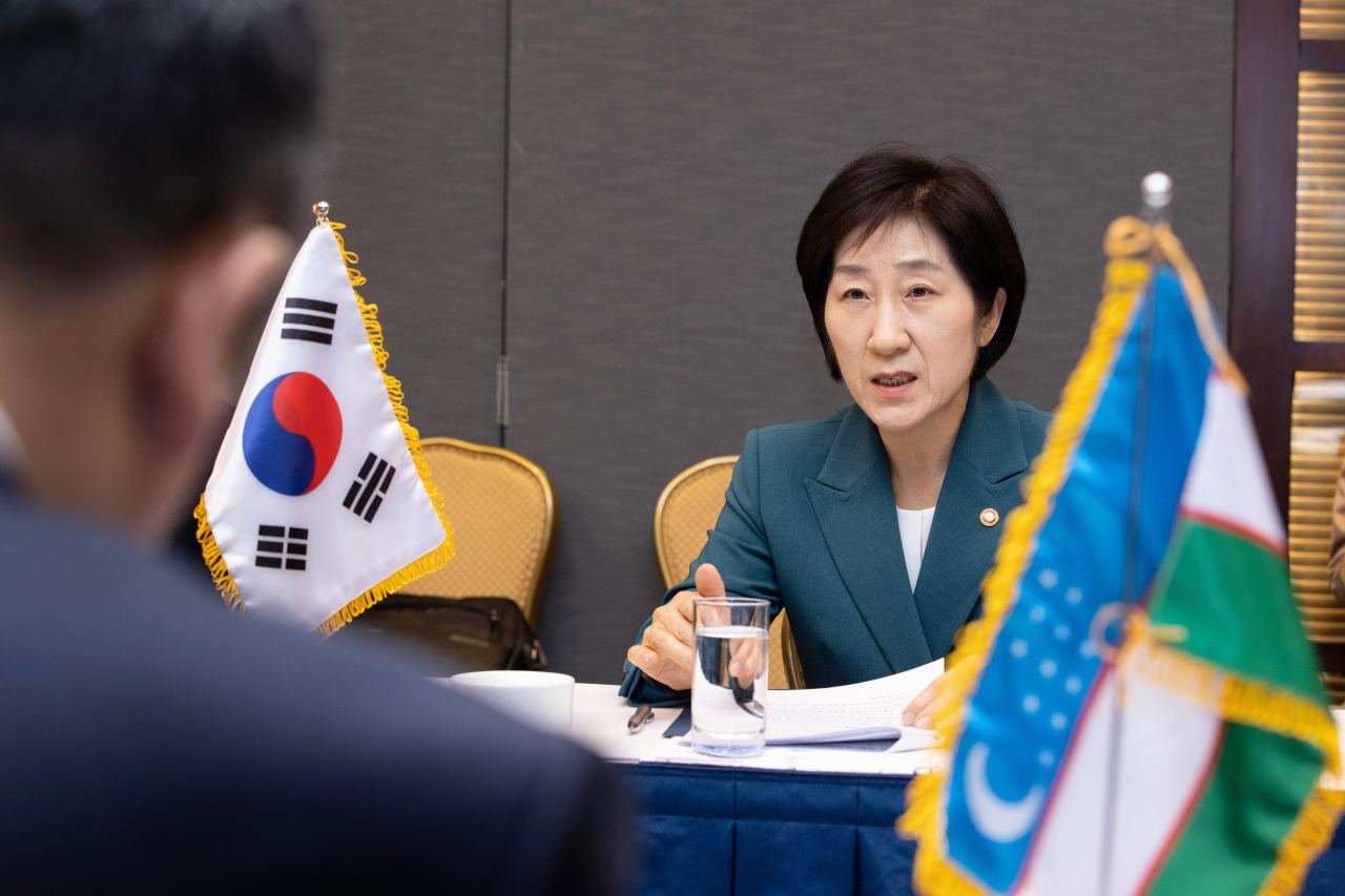 한화진 환경부 장관이 지난 3월 23일(현지시간) 미국 뉴욕에서 아짐 나자로브 우즈베키스탄 수자원부 제1차관과 만나 면담하고 있다. [연합]