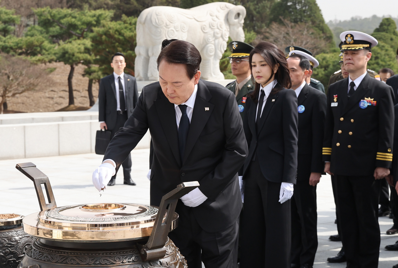 윤석열 대통령과 김건희 여사가 24일 대전 유성구 국립대전현충원에서 열린 제8회 서해수호의 날 기념식에서 현충탑을 참배하고 있다. [연합]