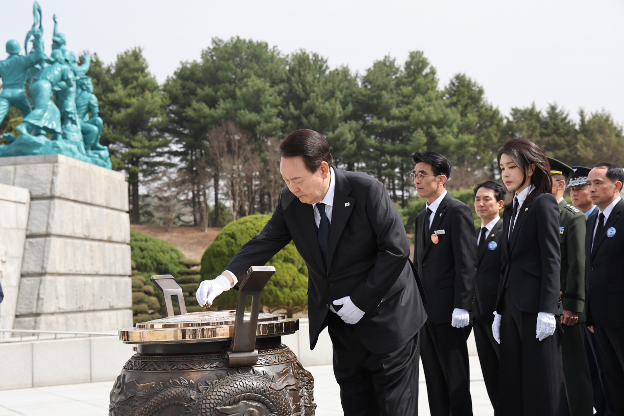윤석열 대통령과 김건희 여사가 24일 대전 유성구 국립대전현충원에서 열린 제8회 서해수호의 날 기념식에서 현충탑을 참배하고 있다. [연합]