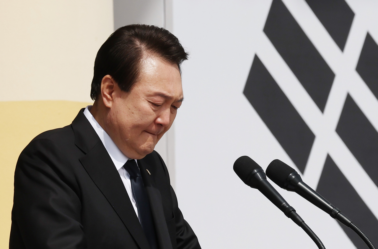 윤석열 대통령이 24일 대전 유성구 국립대전현충원에서 열린 제8회 서해수호의 날 기념식에서 서해수호 55용사 이름을 부르기 전에 울먹이고 있다. [연합]