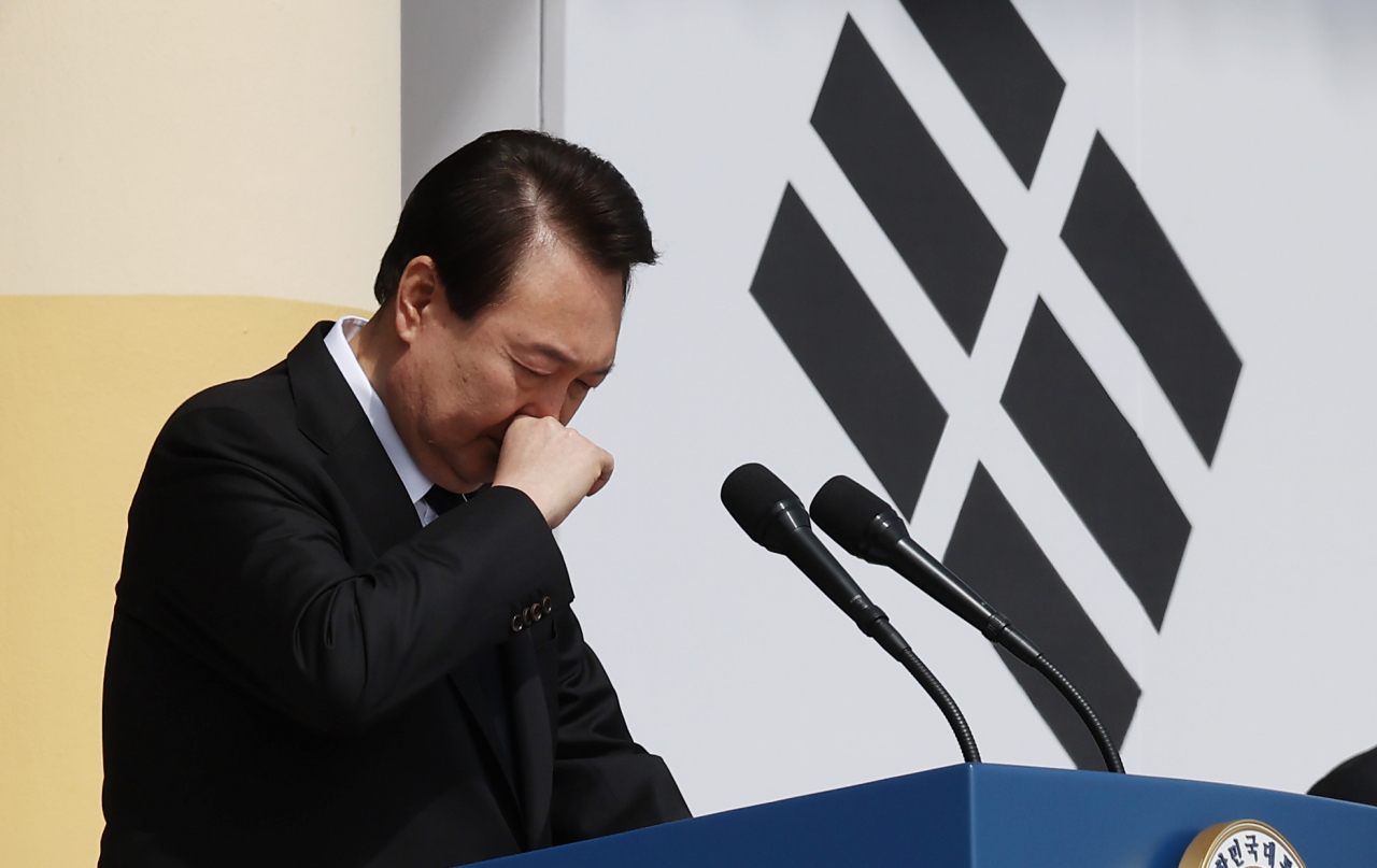 윤석열 대통령이 24일 대전 유성구 국립대전현충원에서 열린 제8회 서해수호의 날 기념식에서 서해수호 55용사 이름을 부르기 전에 울먹이고 있다. [연합]