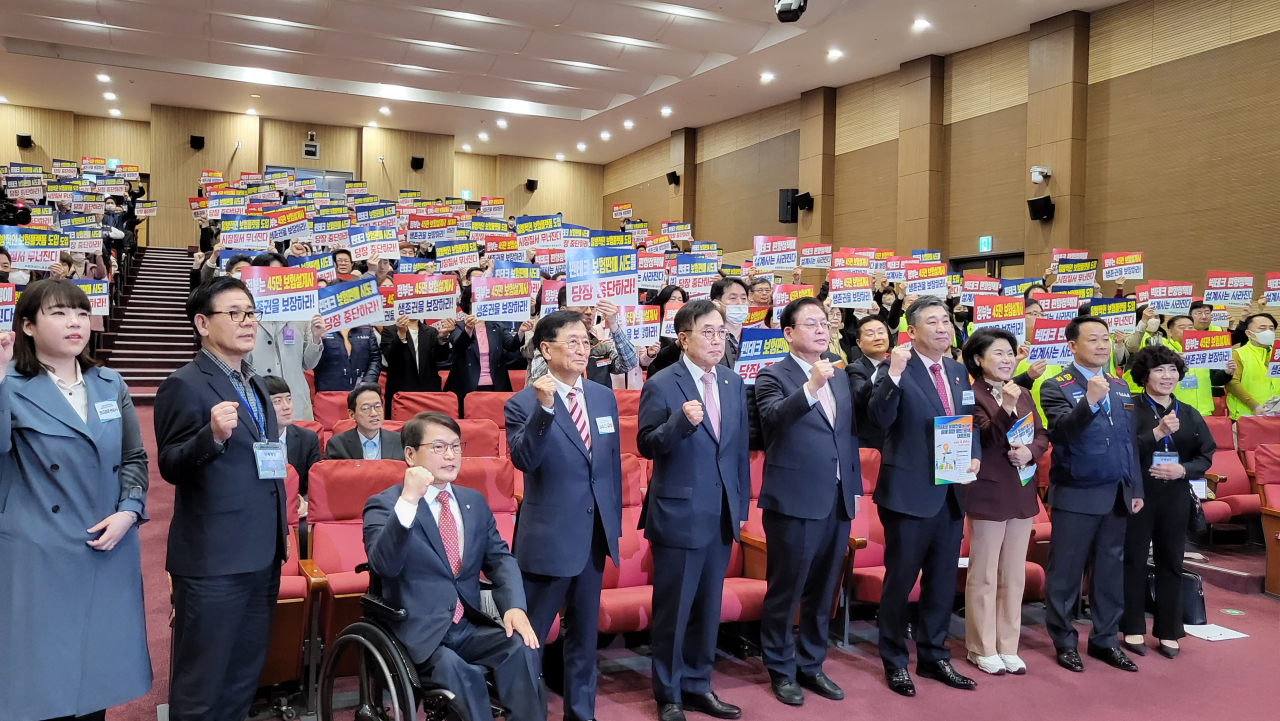 24일 오전 국회의원회관 대회의실에서 최승재 국민의힘 의원실이 주최한 ‘빅테크 보험진출에 따른 상생 발전 방안 모색 대토론회’에서 참석자들이 기념사진을 촬영하고 있다. 강승연 기자