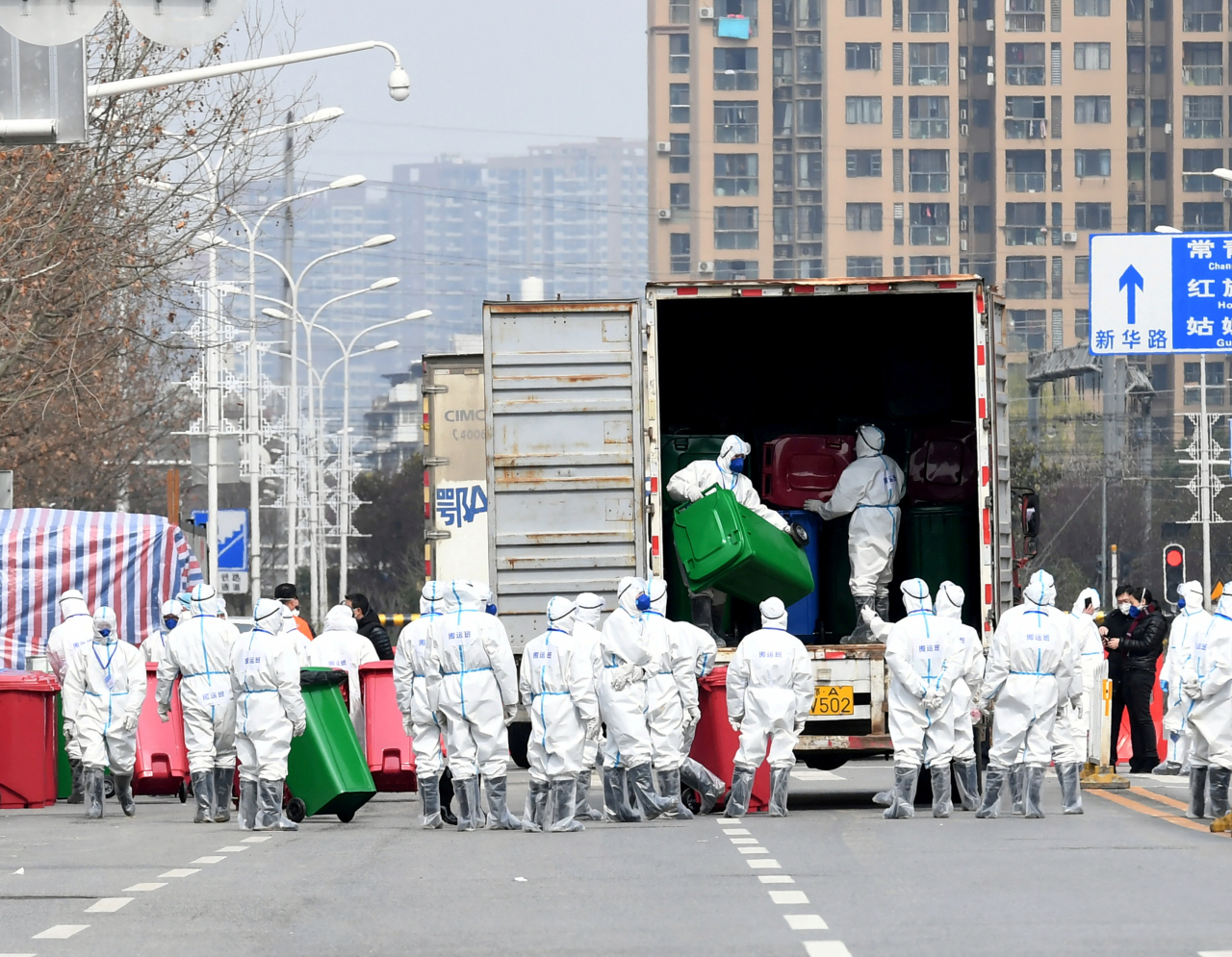 우한 수산시장 인근에서 보호복을 입은 노동자들이 작업을 하는 모습 [로이터]