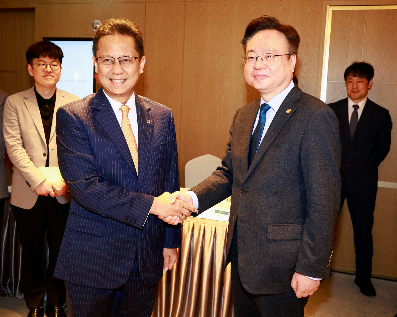 조규홍(오른쪽) 보건복지부 장관이 24일 서울 중구 앰버서더 풀만 호텔에서 부디 구나디 사디킨 인도네시아 보건부 장관을 만나 악수하며 기념 촬영하고 있다. [연합]