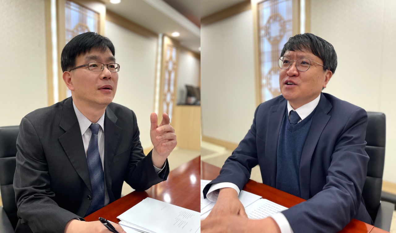 이선우(왼쪽부터) 특허청 기술디자인특별사법경찰과장과 양재석 특허청 산업재산보호정책과장이 기술 유출 범죄 근절을 위한 방안 마련을 설명하고 있다. [특허청 제공]