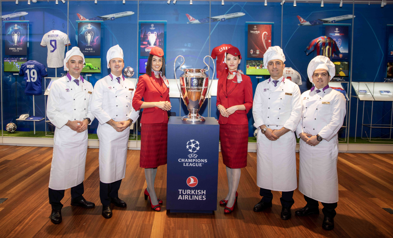 이스탄불 터키항공 라운지에 만들어진 UEFA 챔피언스리그 전시관
