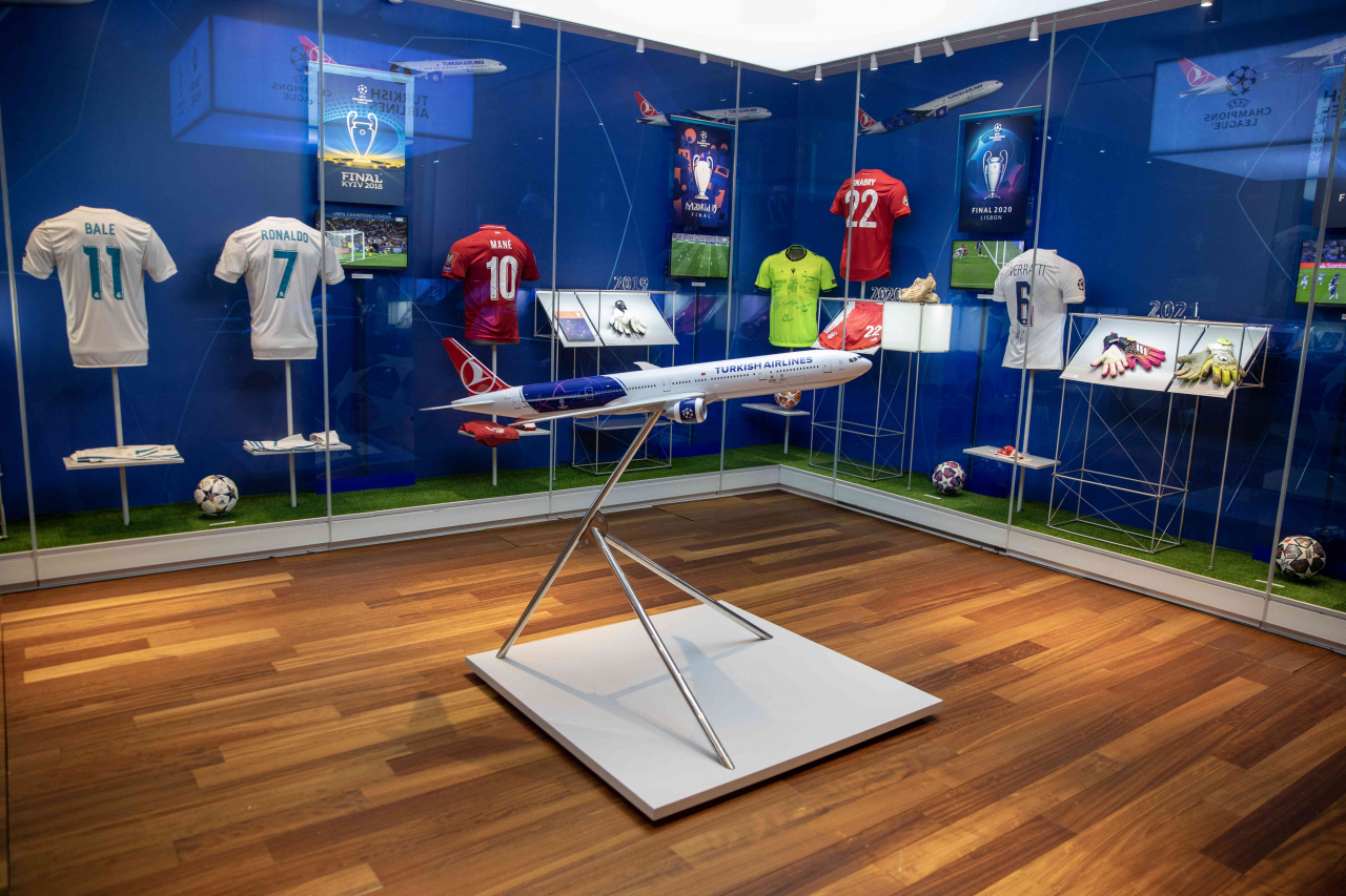 이스탄불 터키항공 라운지에 만들어진 UEFA 챔피언스리그 전시관