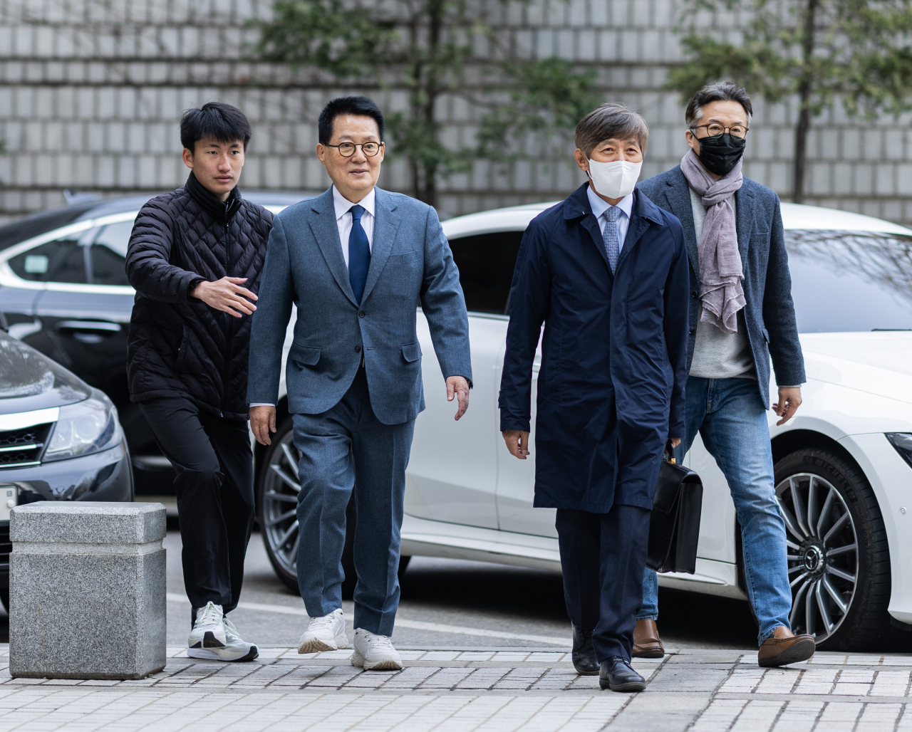 서해 공무원 피격 사건을 은폐하려 한 혐의로 기소된 박지원 전 국가정보원장이 24일 서울 서초구 서울중앙지방법원에서 열린 1차 공판에 출석하고 있다. [연합]