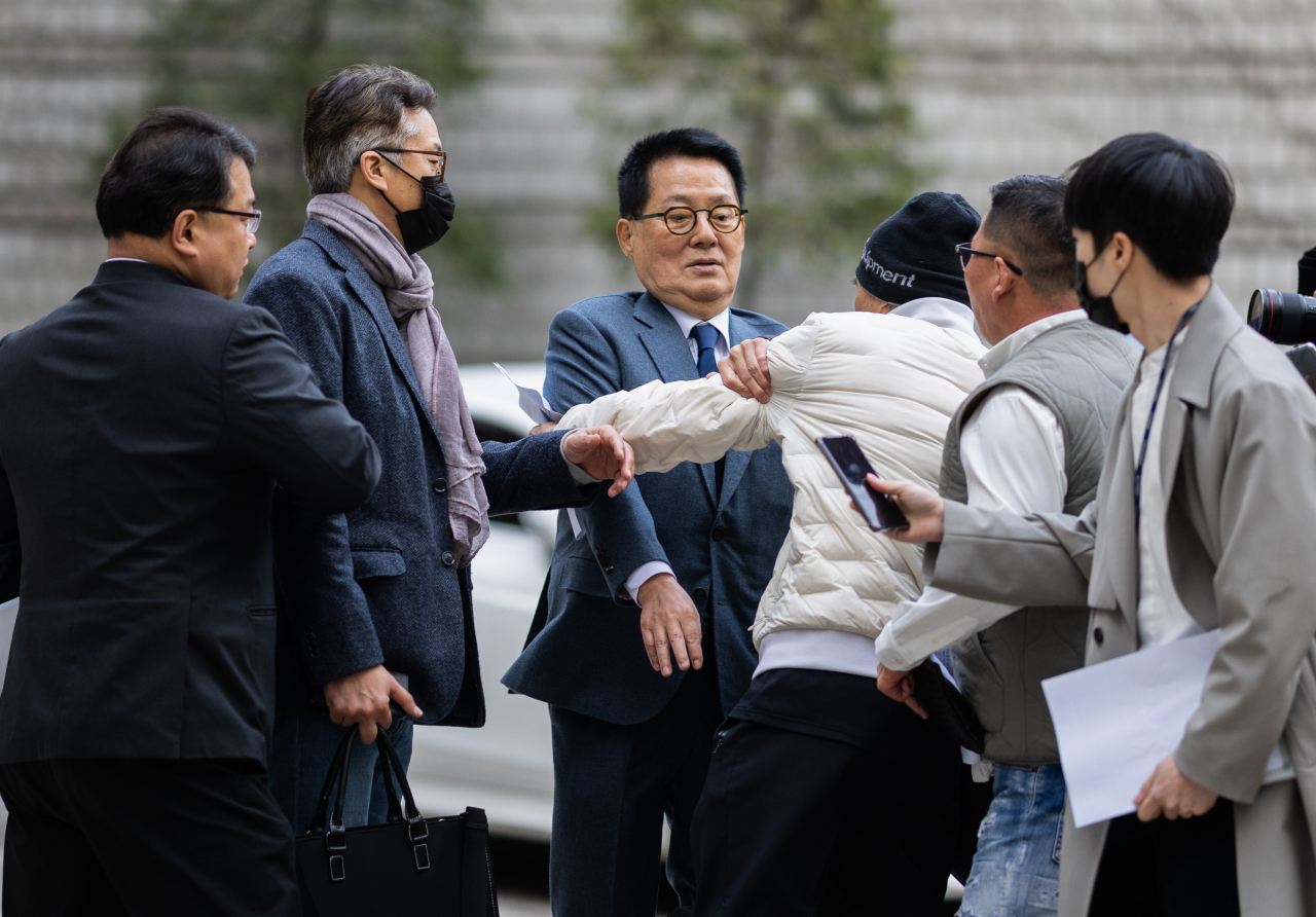 서해 공무원 피격 사건을 은폐하려 한 혐의로 기소된 박지원 전 국가정보원장이 24일 서울 서초구 서울중앙지방법원에서 열린 1차 공판에 출석하며 서해 피격 공무원 유족 이래진 씨의 항의를 받고 있다. 연합뉴스