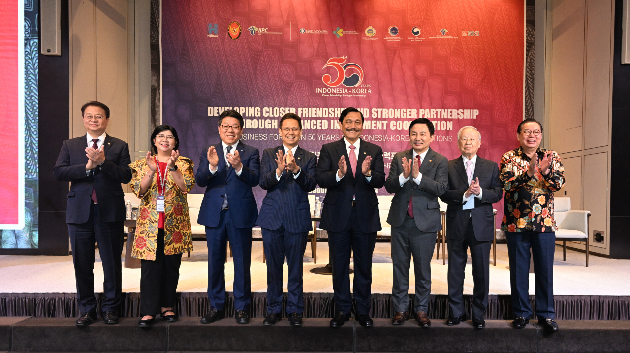 ‘수교 50주년 기념 한국-인도네시아 경제협력포럼’이 24일 서울 중구 앰배서더서울 풀만호텔 그랜드볼룸에서 열렸다. 방기선(왼쪽부터) 기획재정부 1차관, 데스트리 다마얀티 인도네시아 중앙은행 수석 부총재, 최진영 코리아헤럴드 대표, 부디 구나디 사디킨 보건부 장관, 루훗 빈사르 빤자이딴 해양투자조정장관, 원희룡 국토교통부 장관, 손경식 한국경영자총협회장, 간디 술리스티얀토 주한 인도네시아대사가 기념사진을 촬영하고 있다. 임세준 기자