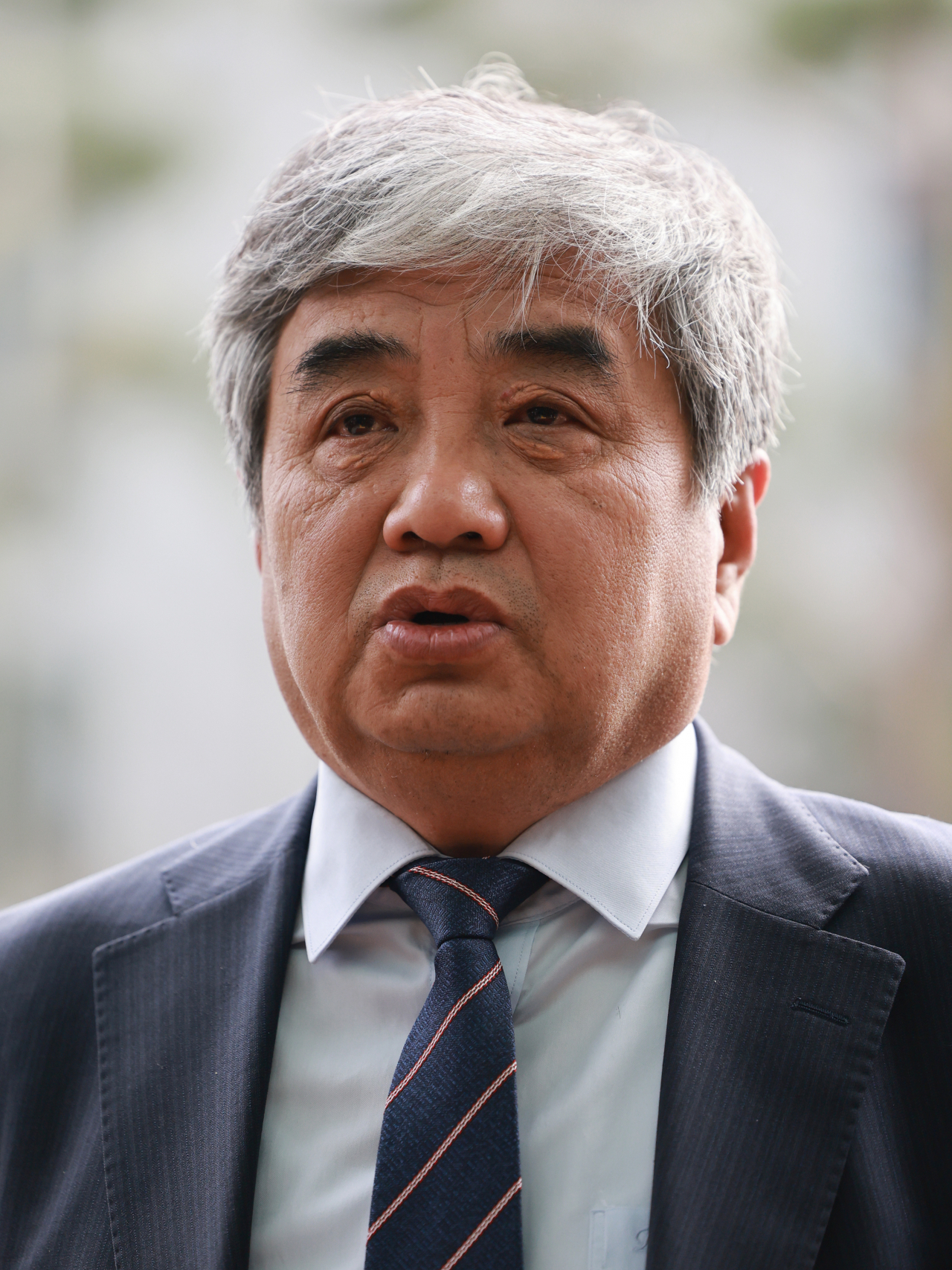 한상혁 방송통신위원장이 22일 오전 도봉구 서울 북부지방검찰청에서 종합편성채널 TV조선 재승인 심사 당시 점수 조작에 관여한 의혹과 관련해 피의자 신분으로 검찰 조사를 받기 위해 들어가며 취재진의 질문에 답하고 있다. [연합]