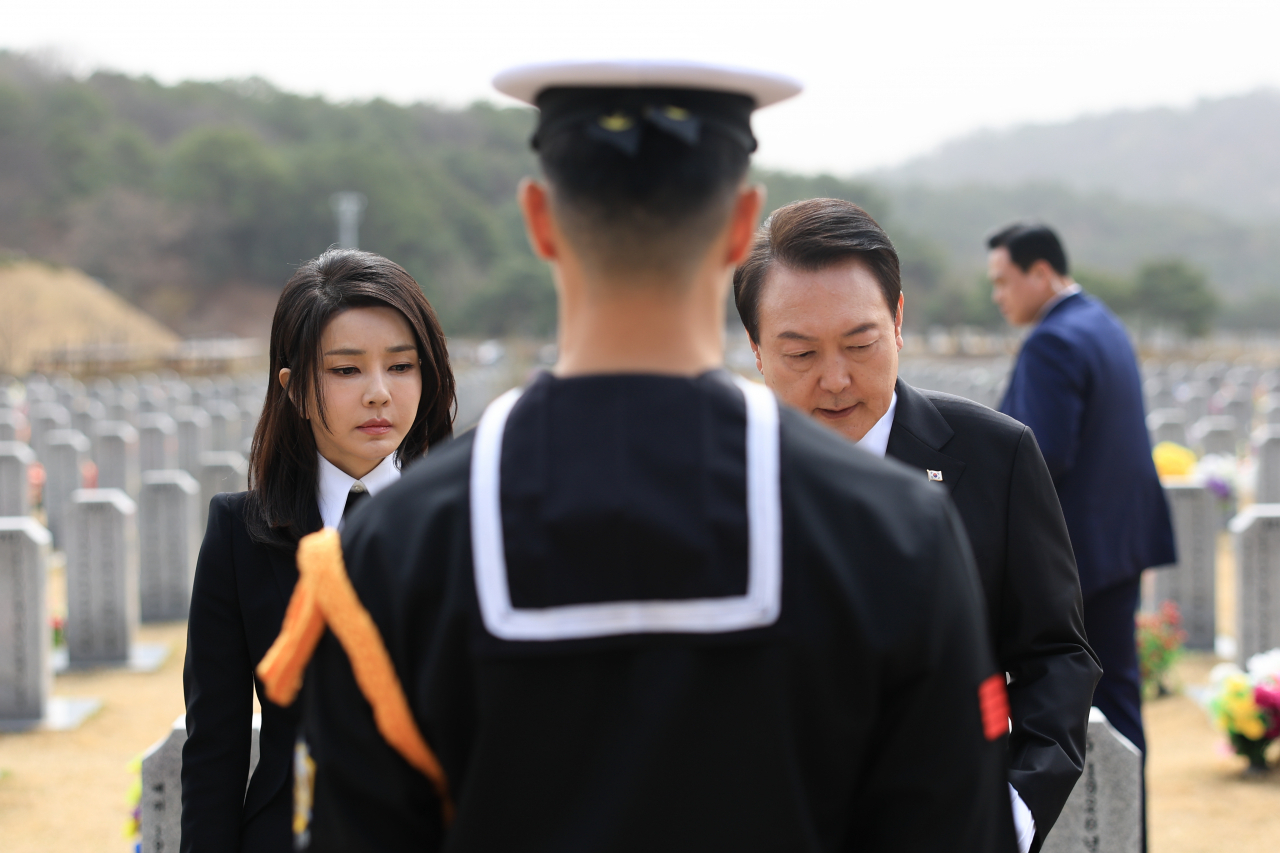윤석열 대통령이 24일 대전 유성구 국립대전현충원에서 열린 제8회 서해수호의 날 기념식에 앞서 고(故) 한주호 준위 묘소를 참배하고 있다. [연합]