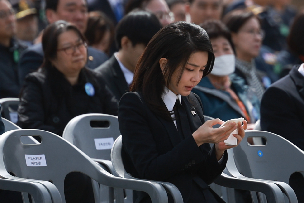 김건희 여사가 24일 대전 유성구 국립대전현충원에서 열린 제8회 서해수호의 날 기념식에서 윤석열 대통령의 서해수호 55용사 호명을 들으며 눈물을 흘리고 있다. [연합]