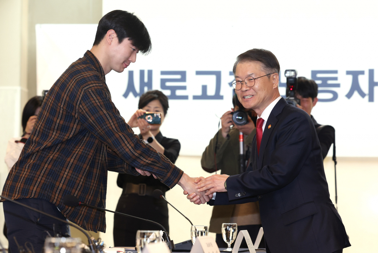 이정식 고용노동부 장관이 22일 오후 서울 중구 프레지던트호텔에서 MZ노조로 불리는 '새로고침 노동자협의회'와 간담회를 갖고 '새로고침 노동자협의회' 유준환 의장과 인사를 나누고 있다. [연합]