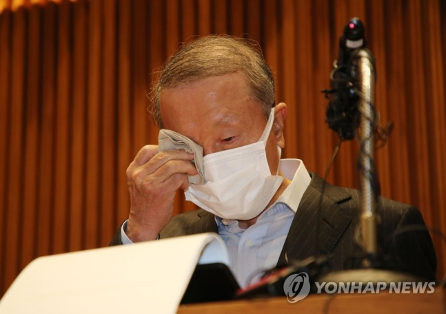 홍원식 남양유업 회장이 대국민 사과를 하고 있는 모습. [연합]