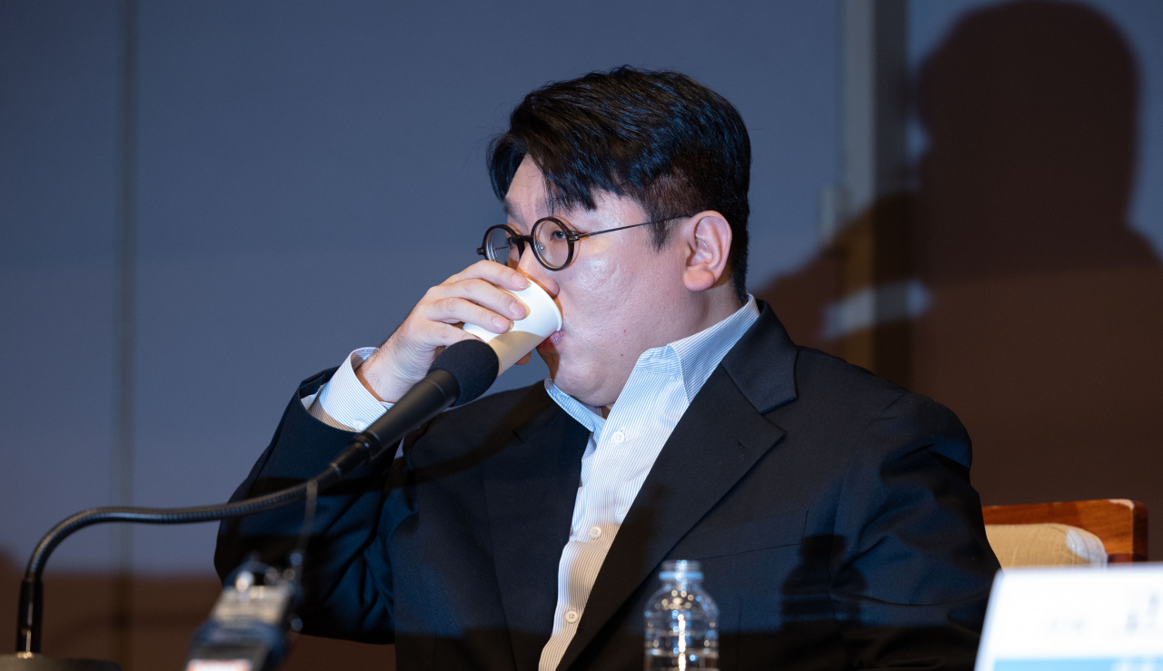 방시혁 하이브 의장이 15일 오전 서울 중구 프레스센터에서 관훈클럽 주최로 열린 관훈포럼에서 물을 마시고 있다. 연합뉴스