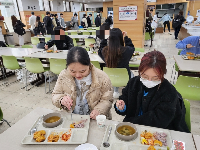 서울 성북구 고려대 학생식당에서 학생들이 아침 식사를 하고 있다. [박혜원 기자]