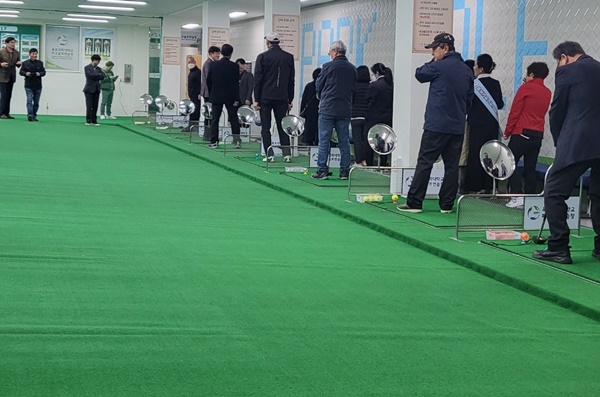 목포과학대학교 파크골프 연습장에서 회원들이 연습을 하고 있다. [대학 제공]