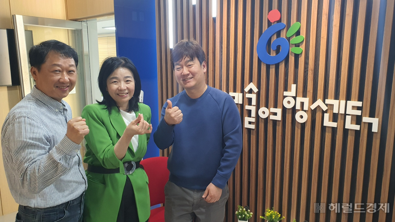 이유진 광주동구예술여행센터장(가운데)이 직원들과 함께 예술관광 활성화를 다짐하며 기념촬영하고 있다. 서인주 기자