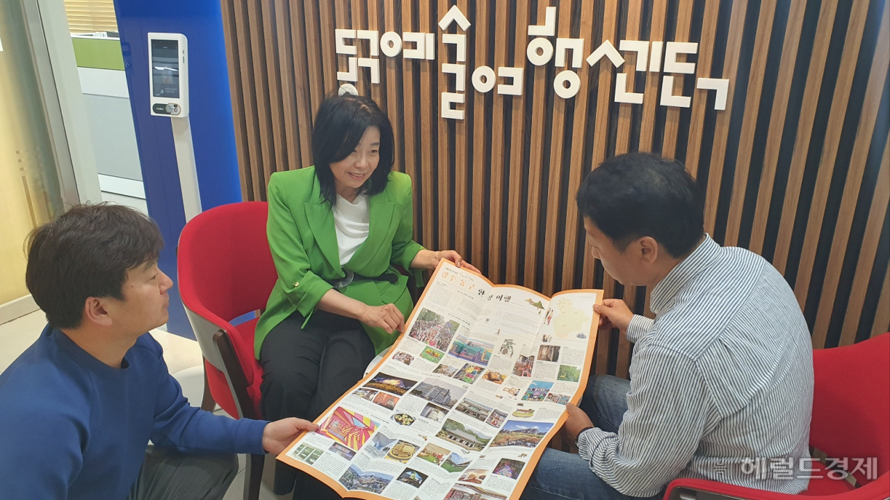 광주예술여행센터 직원들이 충장로, 무등산, 동명동 등 주요관광거점에 문화예술콘텐츠를 결합하는 회의를 진행중이다. 서인주 기자