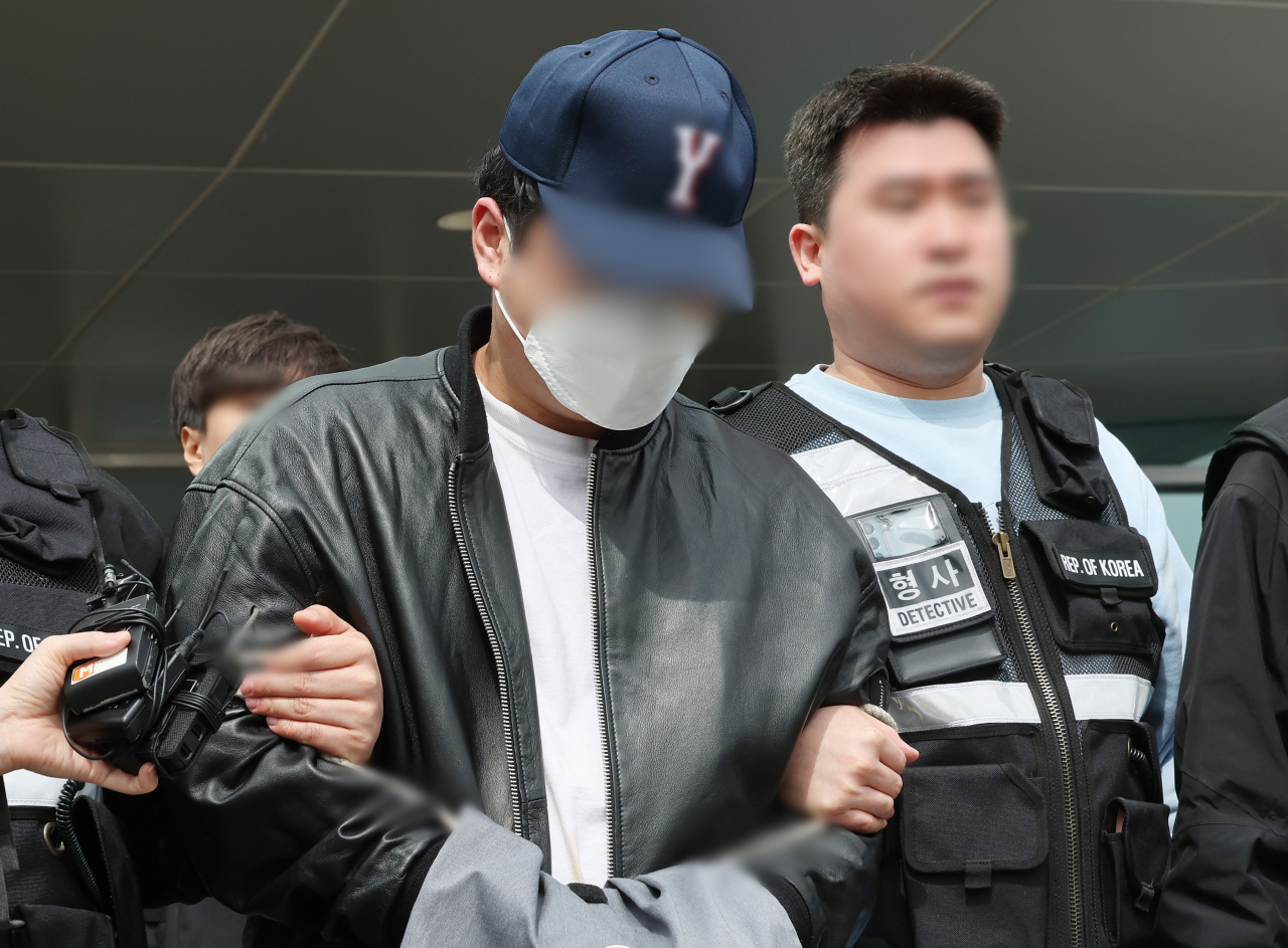 필로폰 투약 혐의를 받고 있는 남경필 전 경기도지사의 장남 남모 씨가 25일 오후 구속 전 피의자 심문(영장실질심사)에 출석하기 위해 경기도 용인동부경찰서에서 나오고 있다. [연합]