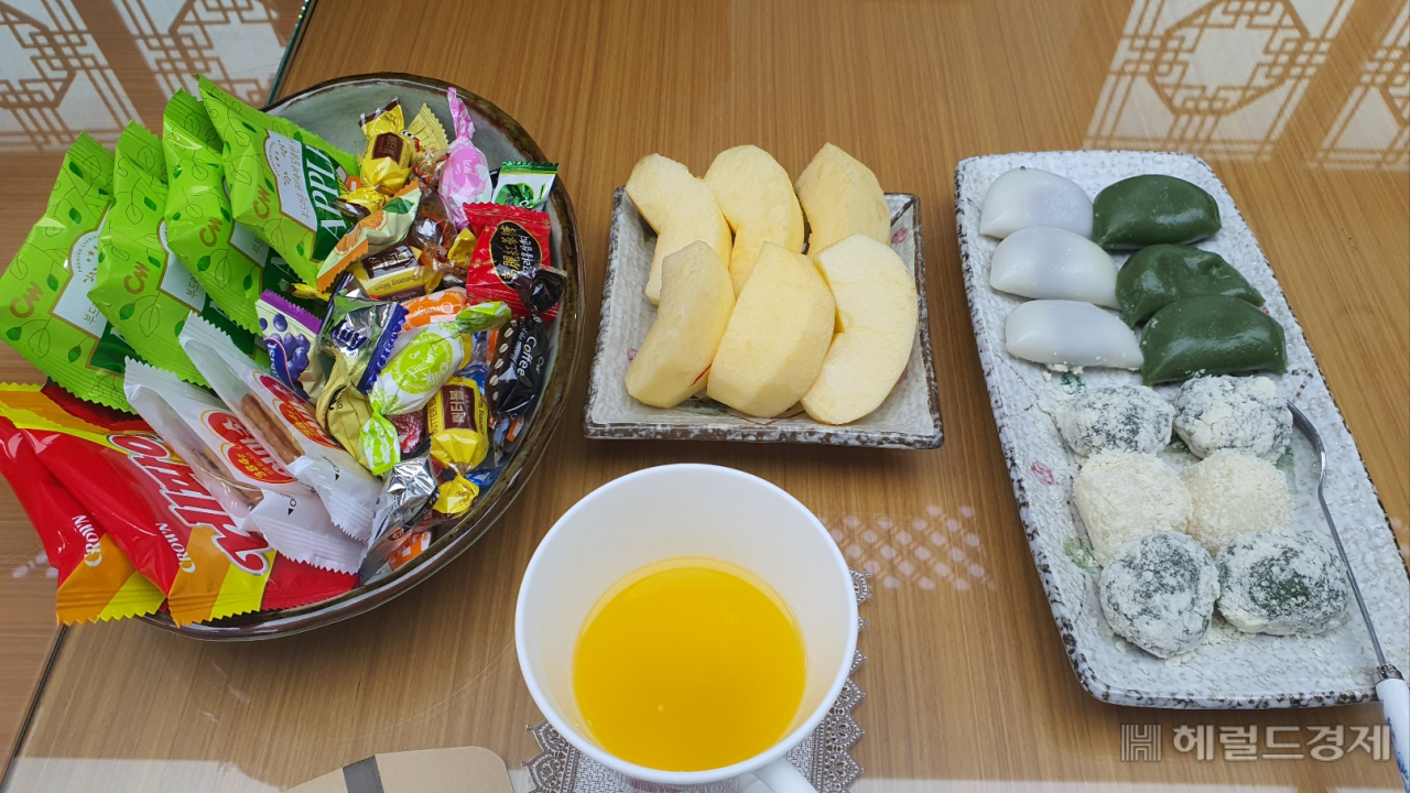 따뜻한 한라봉차와 담양쌀로 빚은 반달떡을 함께 나누며 2시간 가량 인터뷰를 이어갔다.