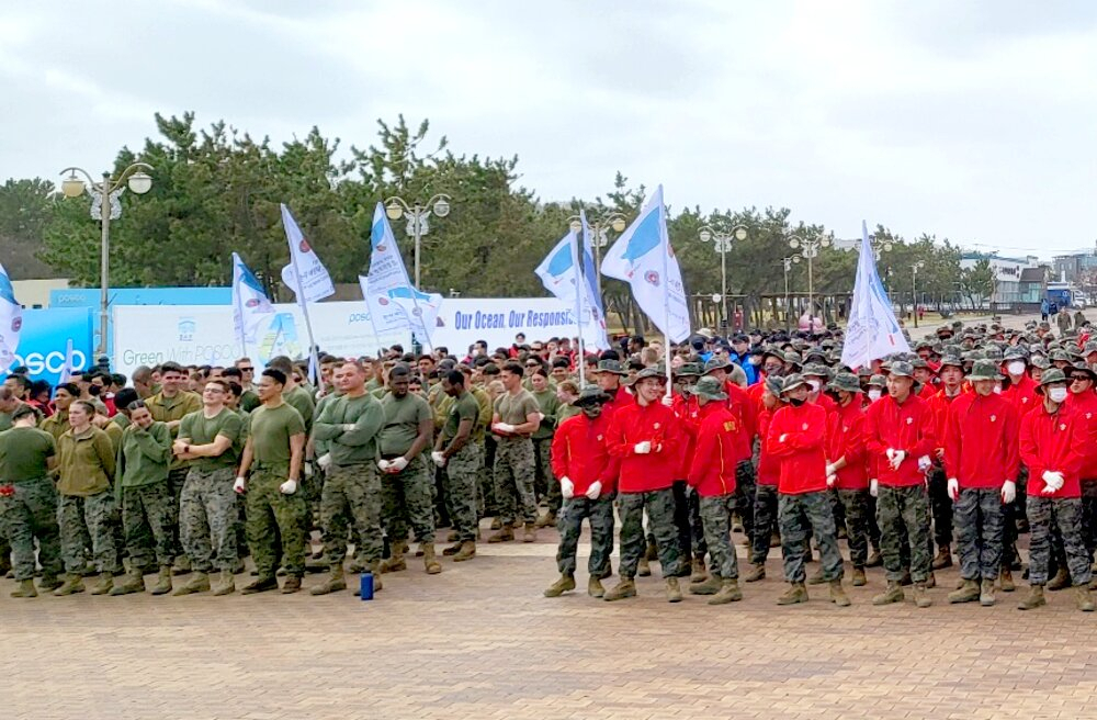 함께 훈련하고, 함께 봉사하며 우정을 다진 미국(국방색), 한국(적색) 해병대원들.