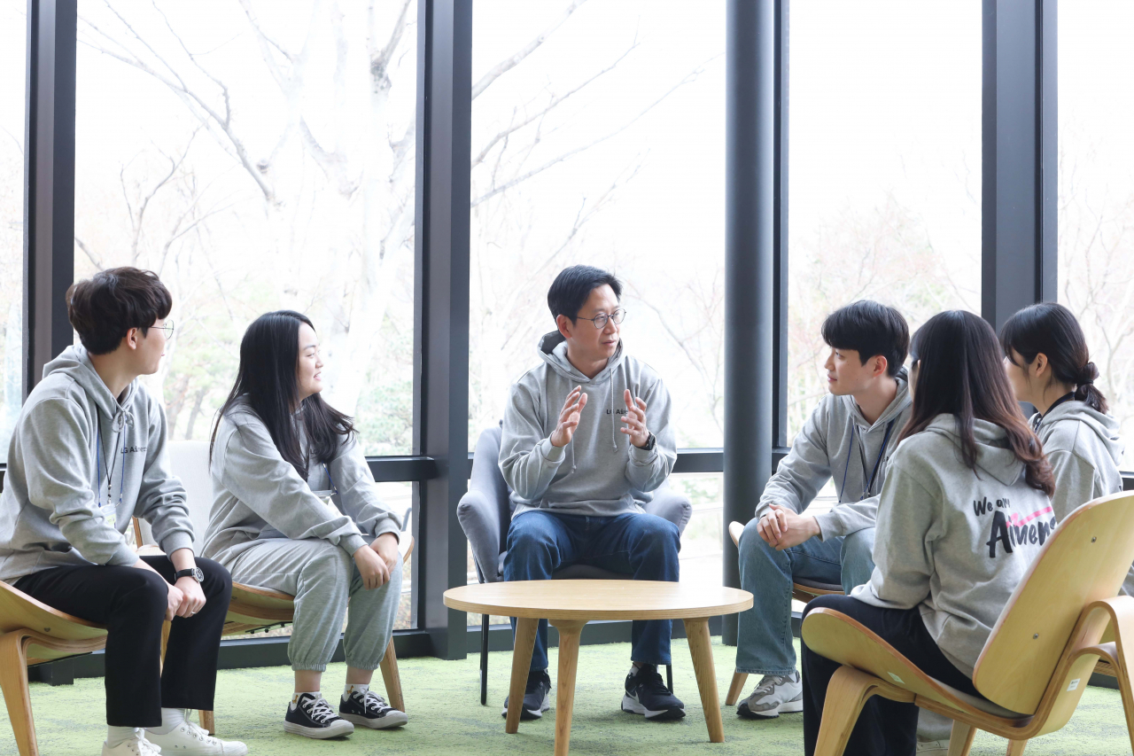 배경훈(가운데) LG AI연구원장이 해커톤에 참가한 청년들과 대화를 나누고 있다.[LG 제공]