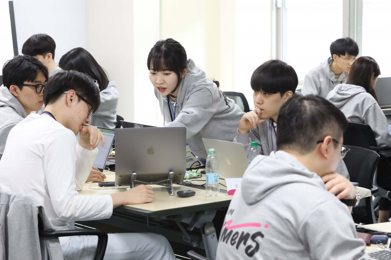 25일부터 1박 2일간 경기도 이천 LG인화원에서 열린 LG AI 해커톤에 참가한 청년들의 모습.[LG 제공]