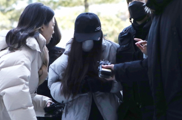 2살 아들을 집에 혼자 두고 사흘간 방치해 숨지게 한 혐의를 받는 20대 여성 A씨가 지난달 4일 구속 전 피의자심문(영장실질심사)을 받기 위해 인천시 미추홀구 인천지방법원으로 들어서고 있는 모습. [연합]