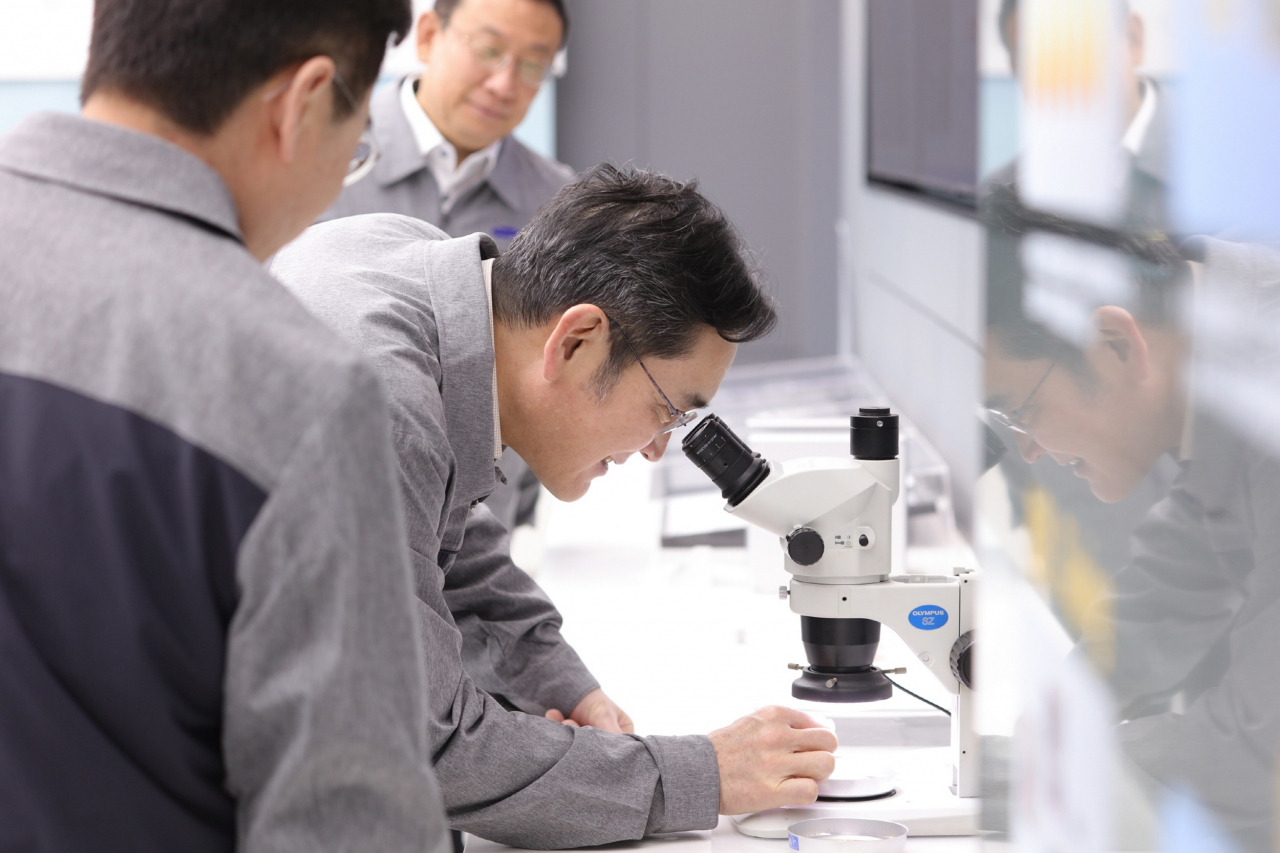 이재용 삼성전자 회장이 24일 중국 텐진에 위치한 삼성전기 사업장을 방문해 MLCC 생산 공장을 점검하는 모습.[삼성전자 제공]