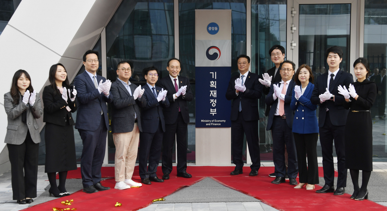 추경호 부총리 겸 기획재정부 장관(사진 왼쪽에서 여섯 번째)과 기재부 직원 및 관계자들이 지난 9일 정부세종청사 중앙동에서 열린 ‘중앙동 신청사 입주 기념행사’에서 현판 제막식을 하고 있다.[기획재정부 제공]