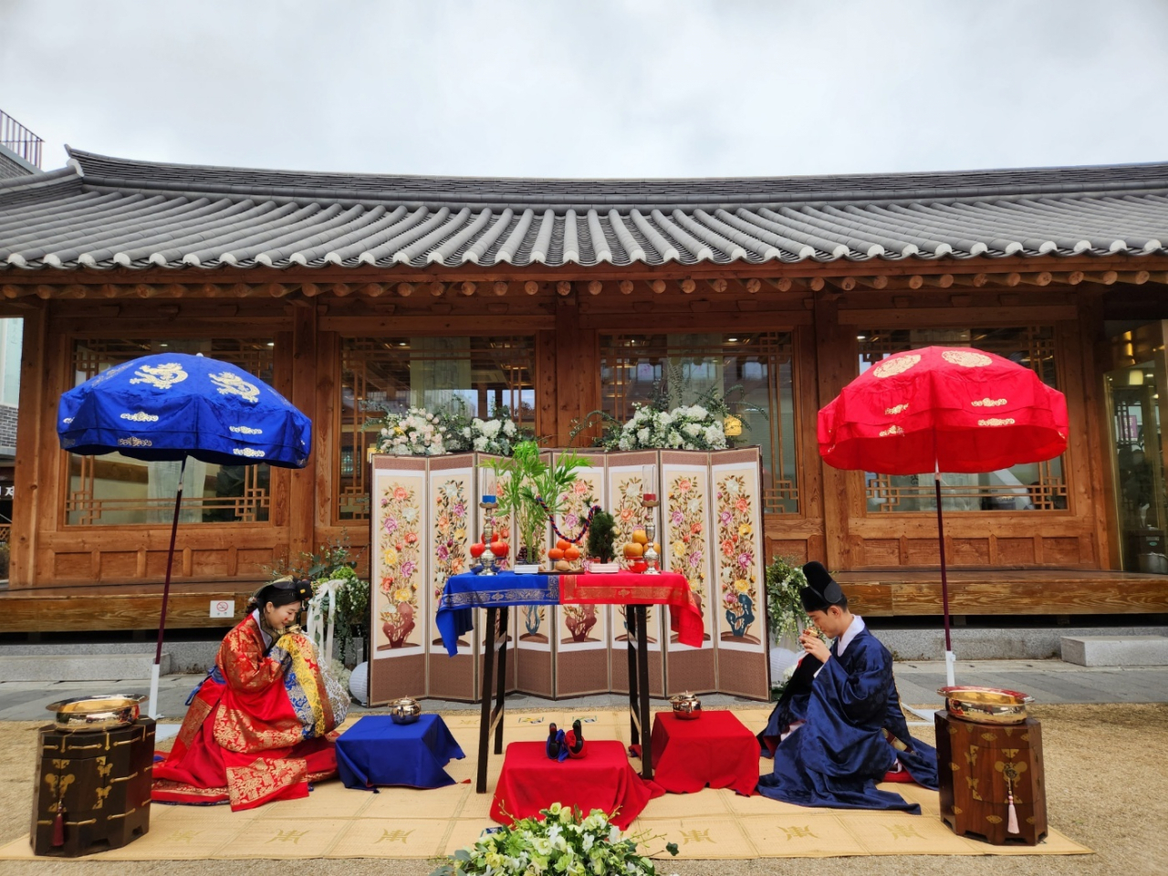 서울시는 북서울꿈의숲, 한강공원 등 19개 공공시설을 예식장으로 개방하는 ‘나만의 결혼식’ 지원사업을 한다고 26일 밝혔다. 사진은 서울 한옥 공공시설(한방진흥센터)의 예식장 활용 사례. [서울시 제공]