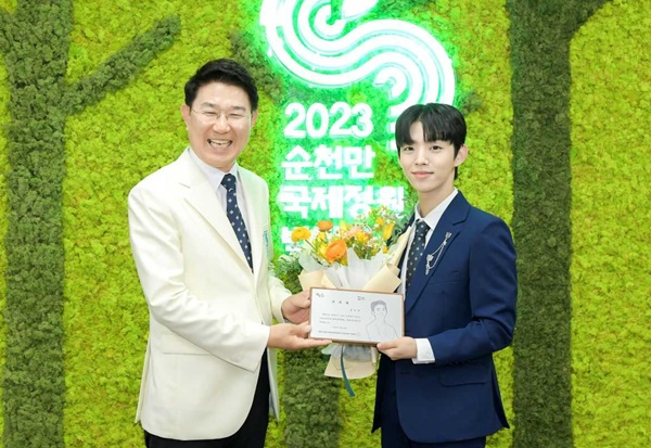젊은 트로트 가수 장송호(사진 오른쪽)가 노관규 순천시장으로부터 홍보대사 위촉패를 받고 있다.