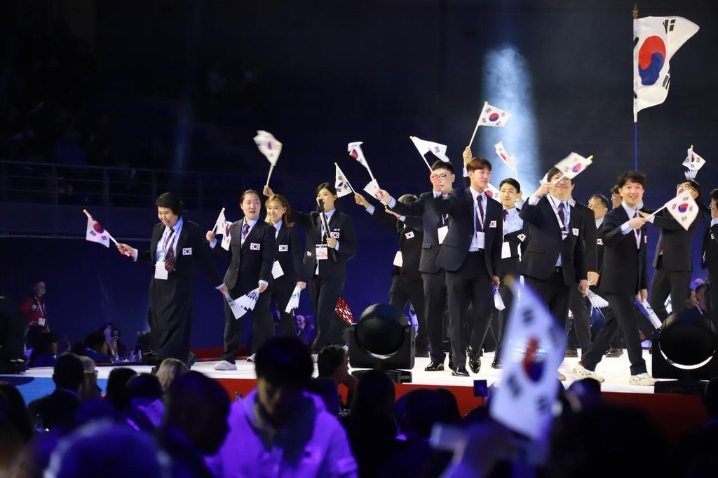 고용노동부와 한국장애인고용공단은 제10회 프랑스 메스 국제장애인기능올림픽대회에서 우리나라 국가대표 선수단이 금메달 18개, 은메달 4개, 동메달 9개를 획득했다고 26일 밝혔다. 사진은 국제장애인기능올림픽 한국 선수단. [연합]
